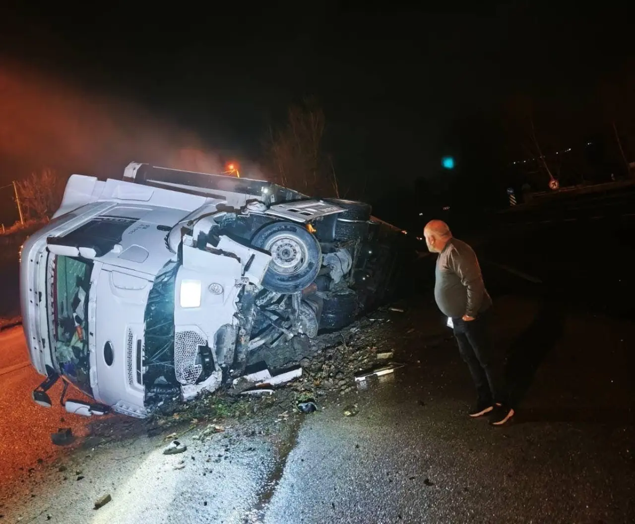 İnegöl’de trafik kabusu! Tır devrilip kanalda sıkıştı 1