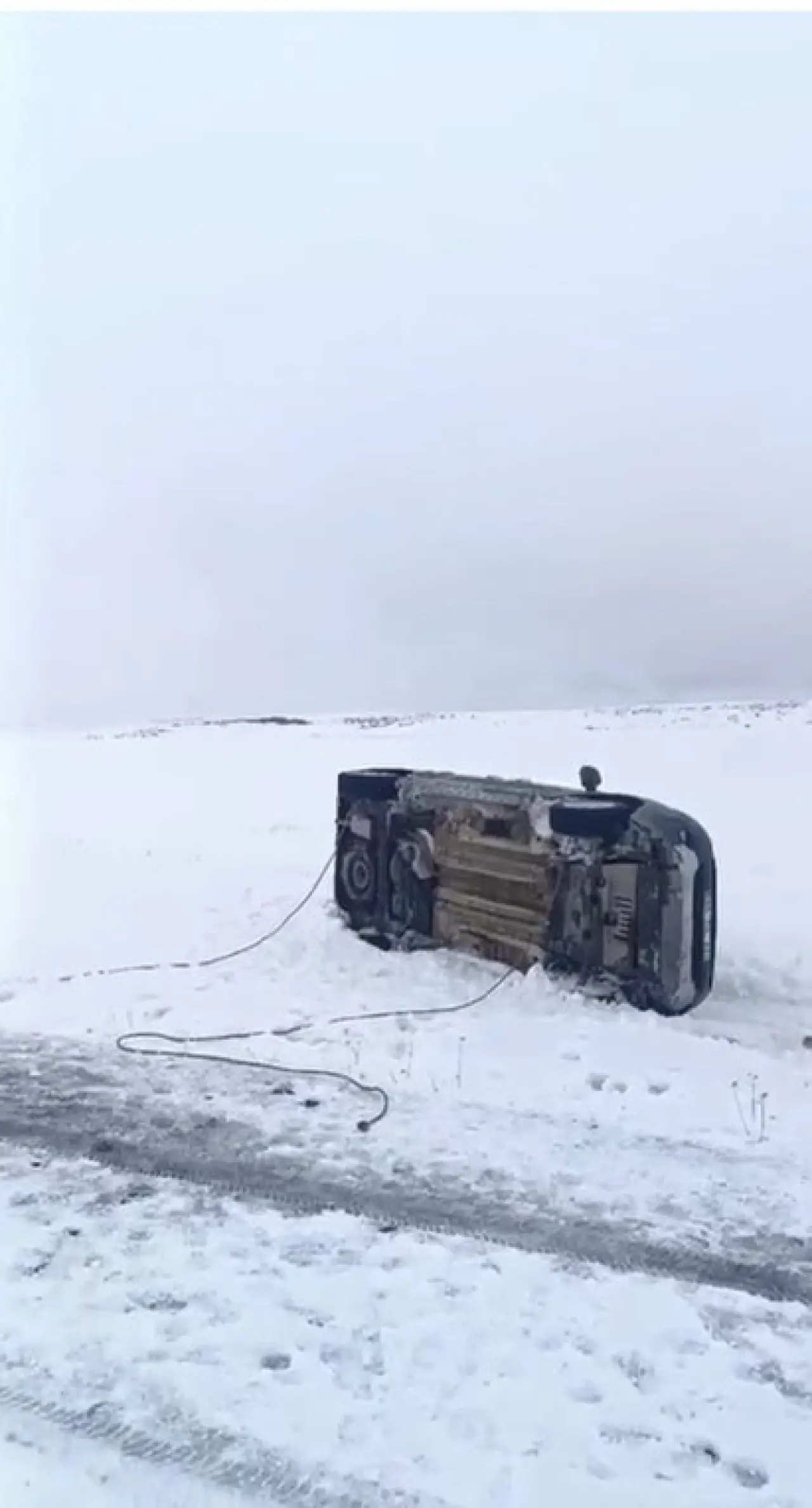 Kars’ta kar alarmı: Tırlar yoldan çıktı, otomobil şarampole uçtu! 2