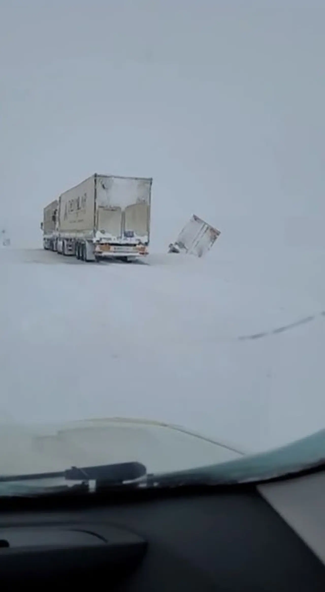 Kars’ta kar alarmı: Tırlar yoldan çıktı, otomobil şarampole uçtu! 3