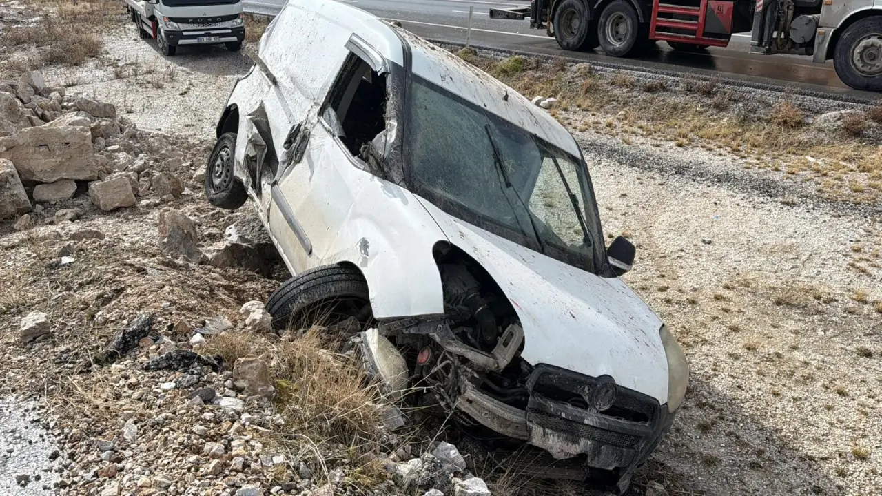 Afyonkarahisar’da kontrolden çıkan araç kayalıklara çarptı: 2 yaralı 2