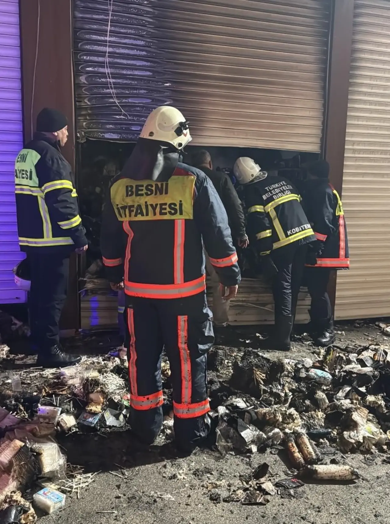 Besni’de korku dolu anlar! Hırdavat dükkanında yangın çıktı 3