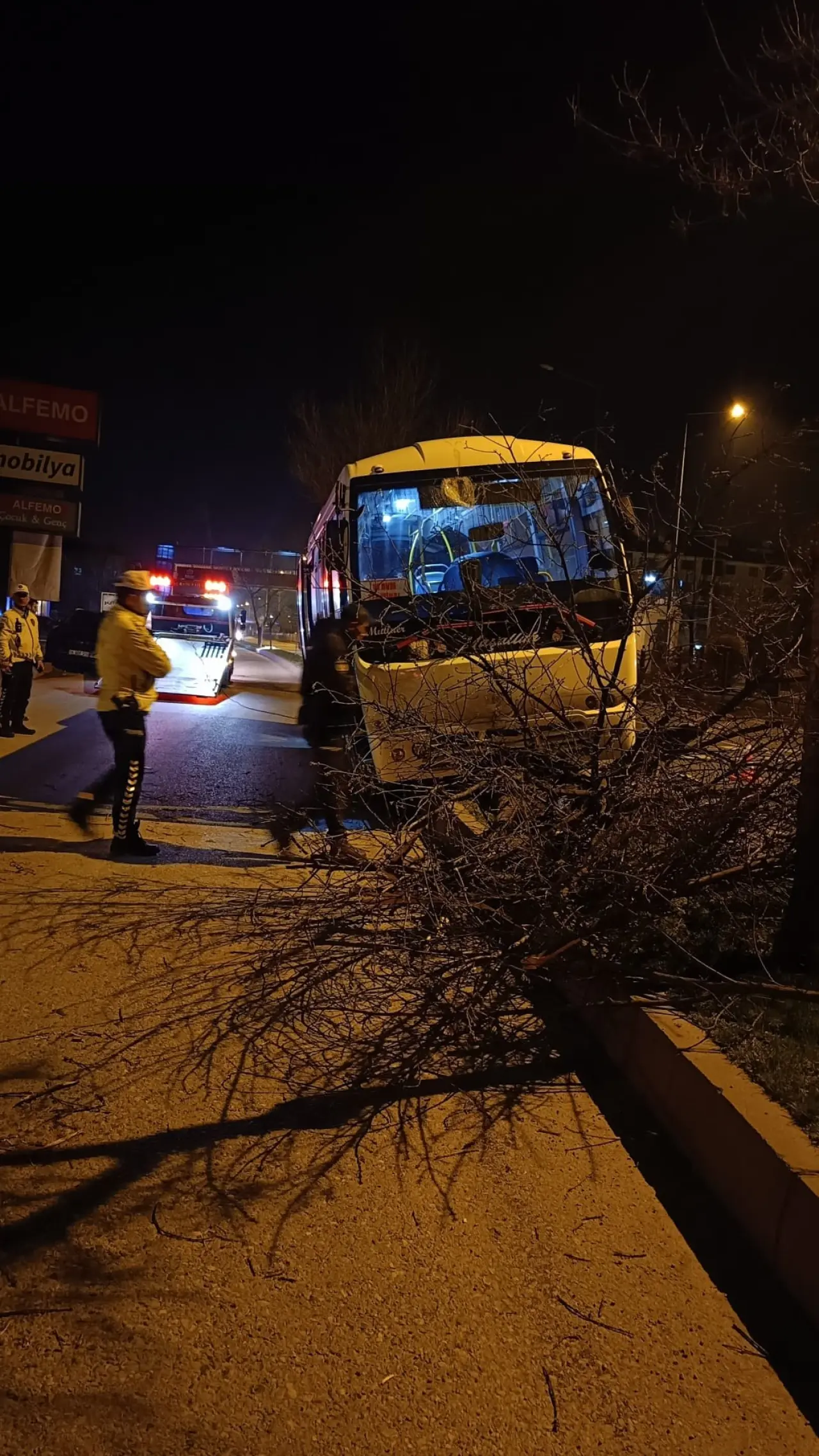 Bolu’da yolcu otobüsü dehşeti! Kontrolden çıktı, ağaca çarptı 4