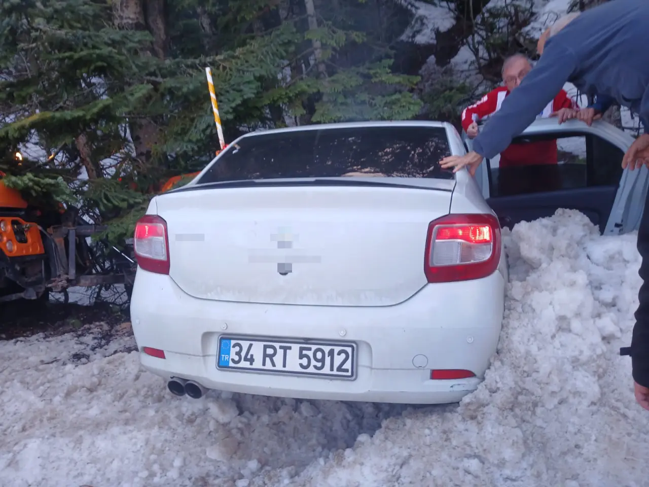 Uludağ yolu kabusu! Kar küreme aracı ile otomobil çarpıştı, yaralılar var 3