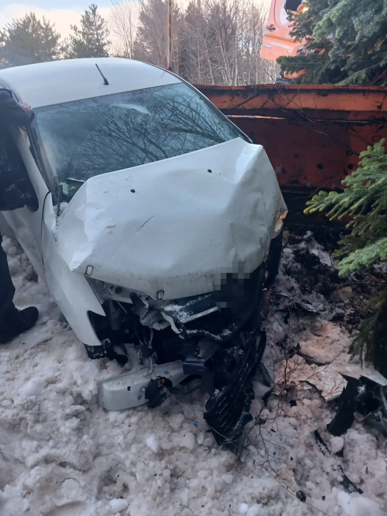 Uludağ yolu kabusu! Kar küreme aracı ile otomobil çarpıştı, yaralılar var 4