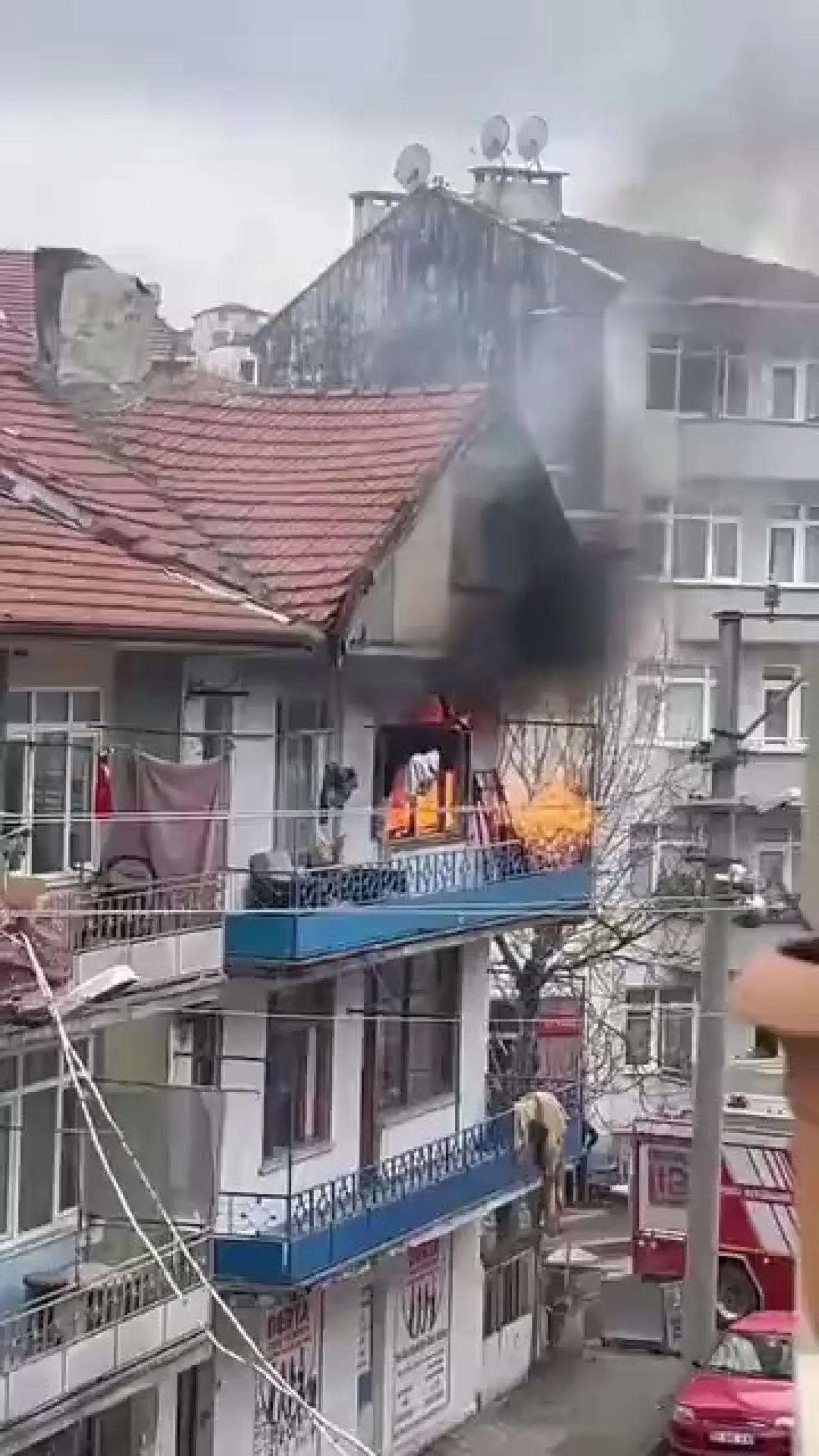 Kocaeli Gölcük’te 3. katta korkunç patlama ve yangın paniği! 2