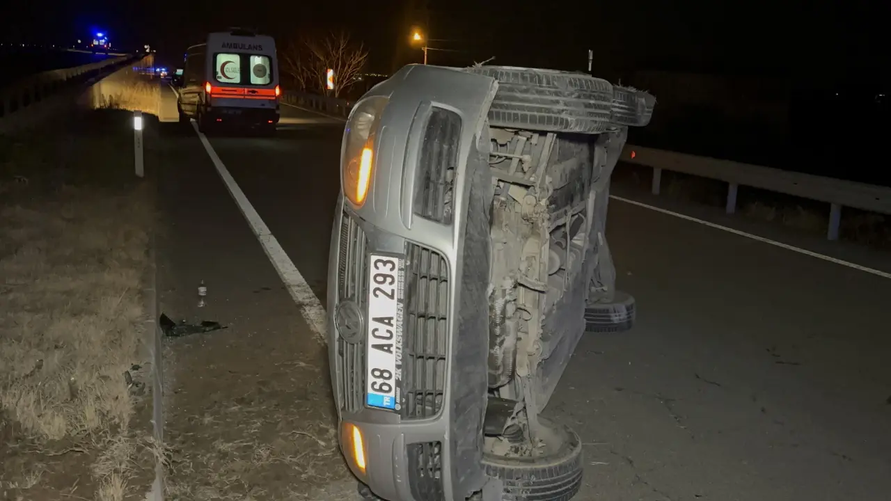 Aksaray’da feci kaza! Otomobil yola devrildi: 2 yaralı 2