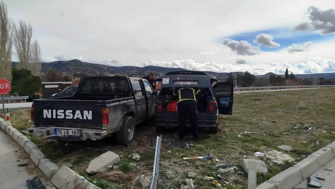 Burdur’da can pazarı! Pikap ile otomobil çarpıştı, 3 yaralı 1