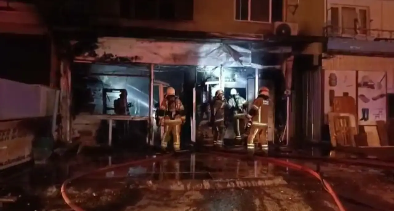 Bursa'da dehşet! Dükkan alev alev yandı, üst kat ev dumanla doldu 3
