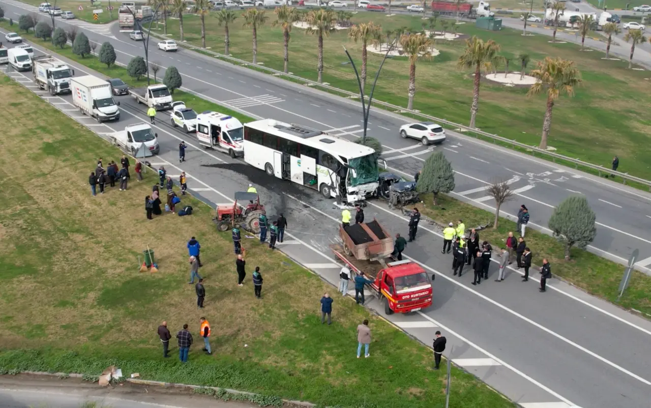 Manisa’da zincirleme kaza! 3 araç çarpıştı, 5 kişi yaralandı 2