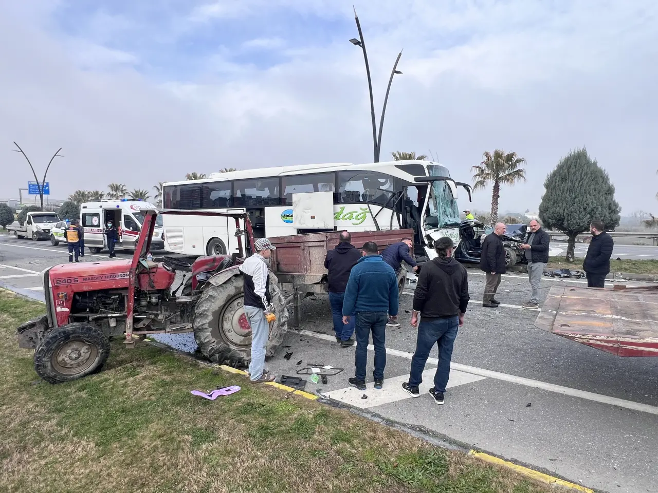 Manisa’da zincirleme kaza! 3 araç çarpıştı, 5 kişi yaralandı 4