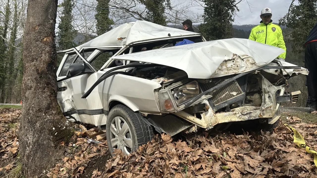Safranbolu-Bartın yolunda facia! Otomobil ağaca saplandı: 1 ölü, 2 yaralı 3