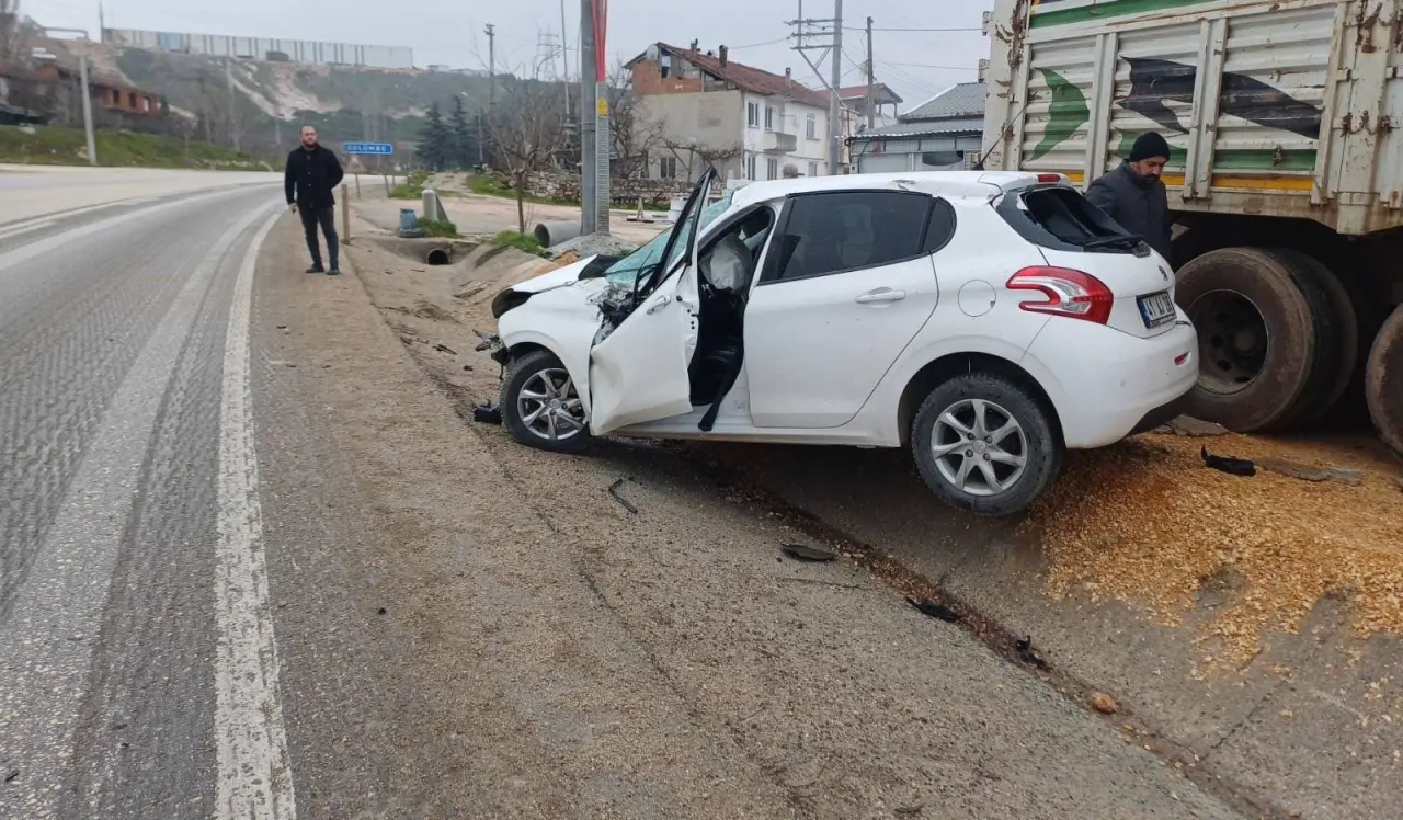 Bilecik’te polis memuru kontrolden çıktı: Park halindeki tıra çarptı! 1