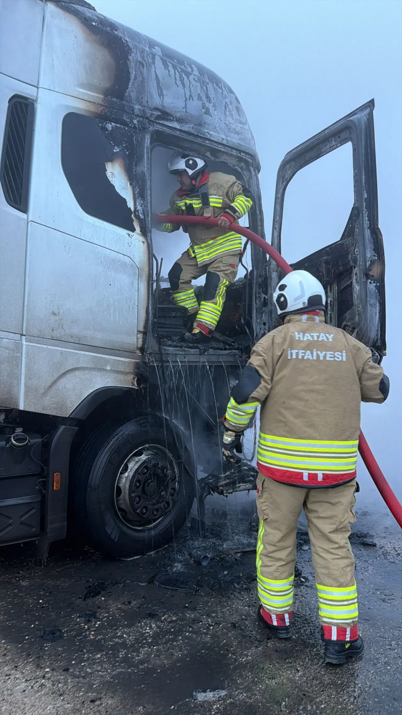 Hatay’da korku dolu anlar! Seyir halindeki tır alev aldı 4