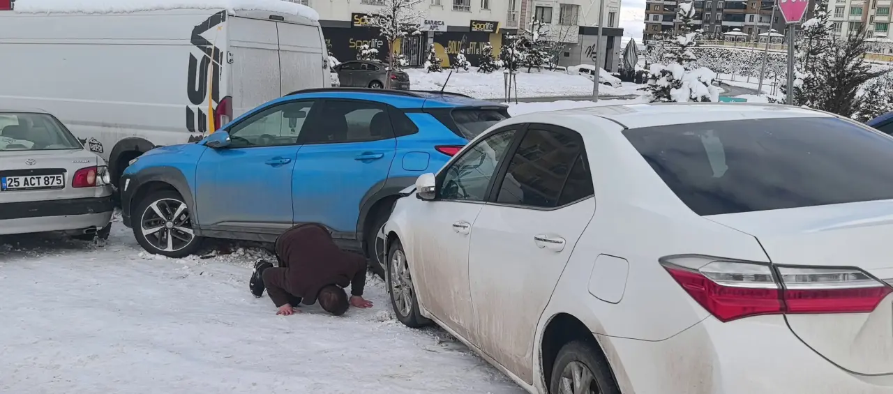 Erzurum’da zincirleme kaza! 5 araç hasar gördü, sürücü kayarak düştü 2