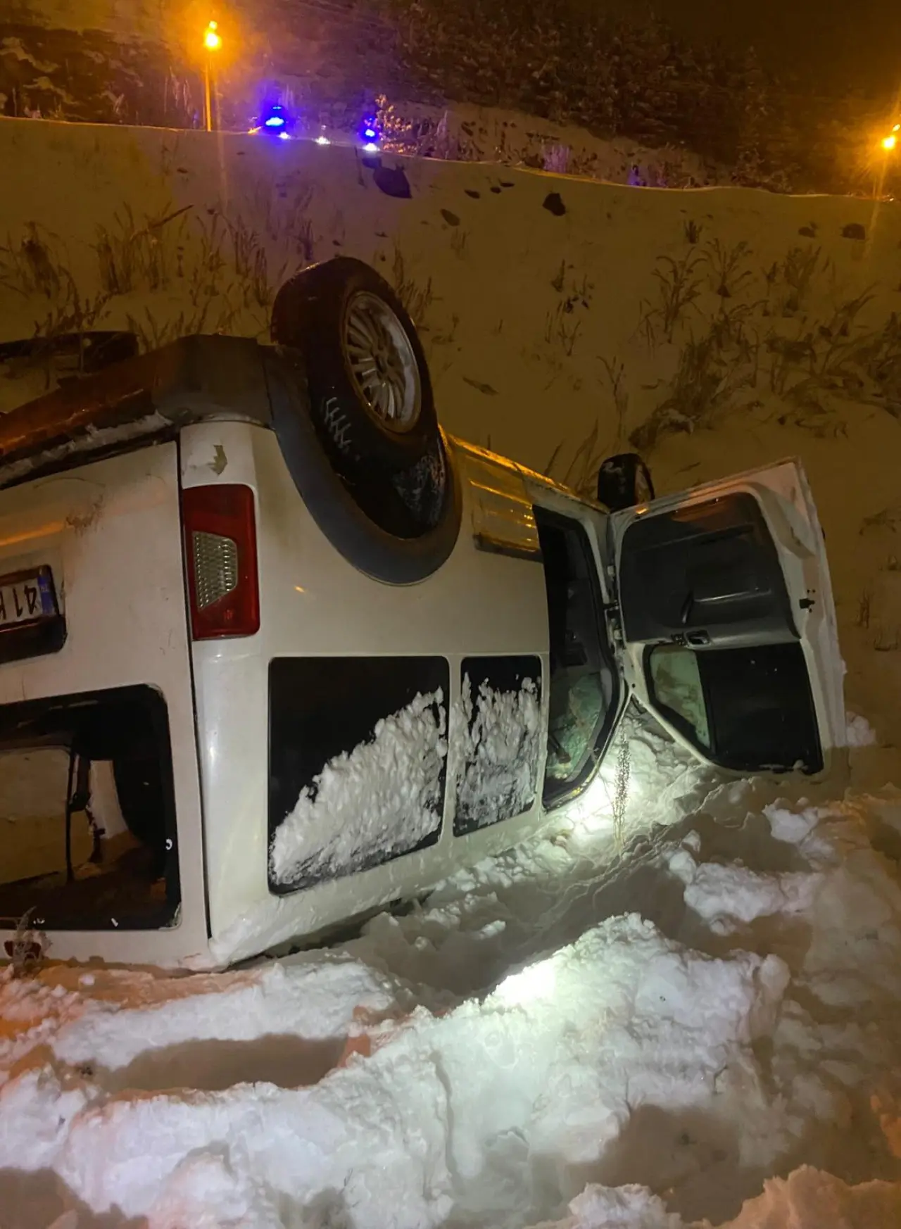 Kars’ta buz tuzağı! Araç takla atıp şarampole uçtu: 2 yaralı 3