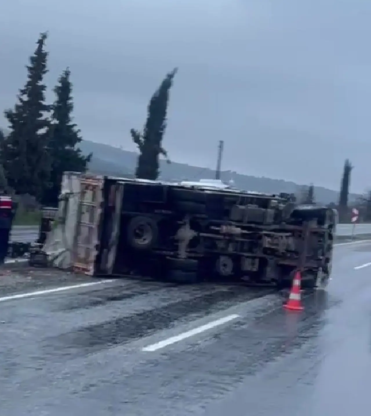 Denizli-Manisa yolunda korkutan kaza! Portakallar yola saçıldı 2