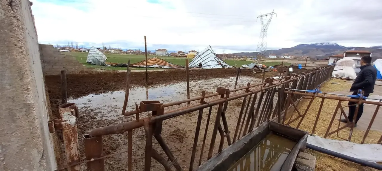 Kayseri’de fırtına kabusu! Şiddetli rüzgar ahırın çatısını uçurdu 2
