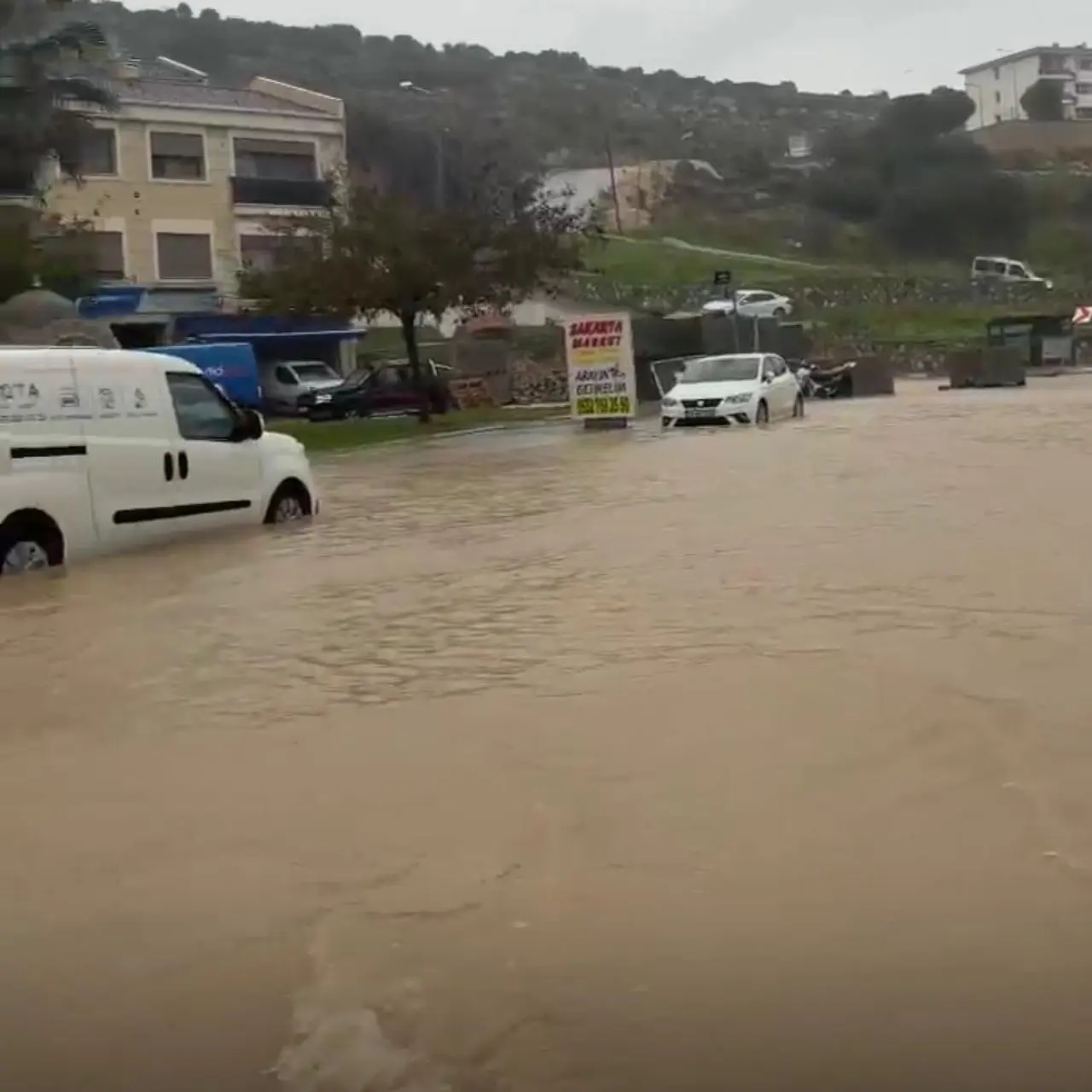 Çeşme’yi sağanak vurdu! Cadde ve sokaklar dereye döndü 3
