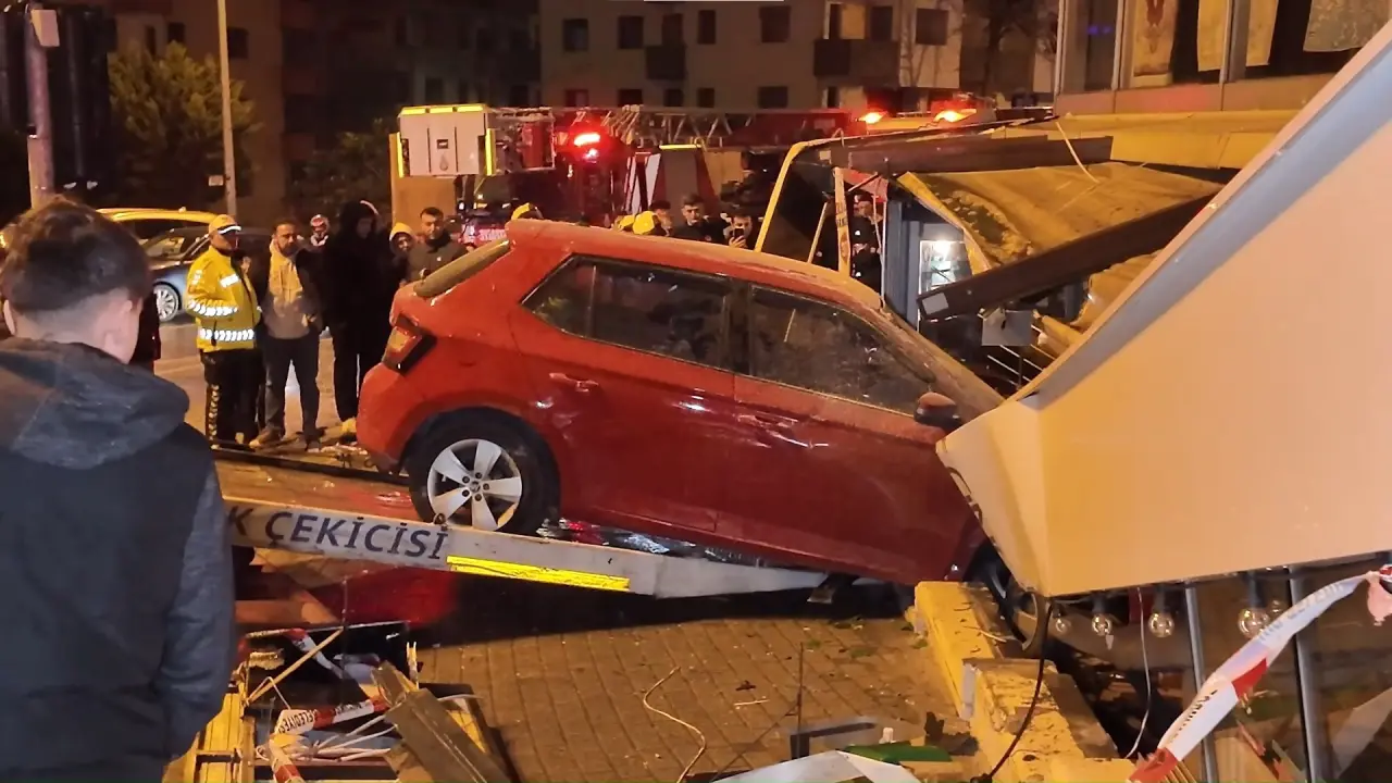 Üsküdar'da gece yarısı kabusu! Araç dükkana girdi 3