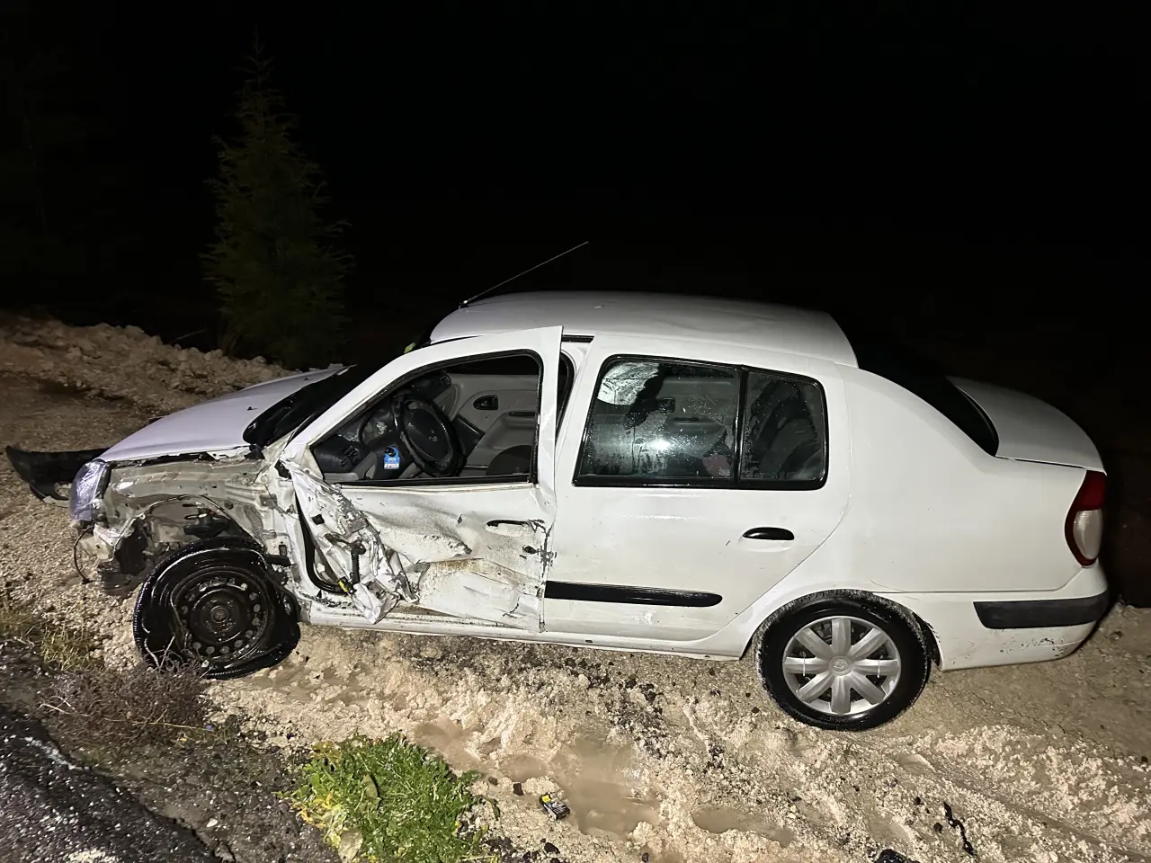 Uşak’ta can pazarı! İki otomobil çarpıştı: 5 yaralı 2