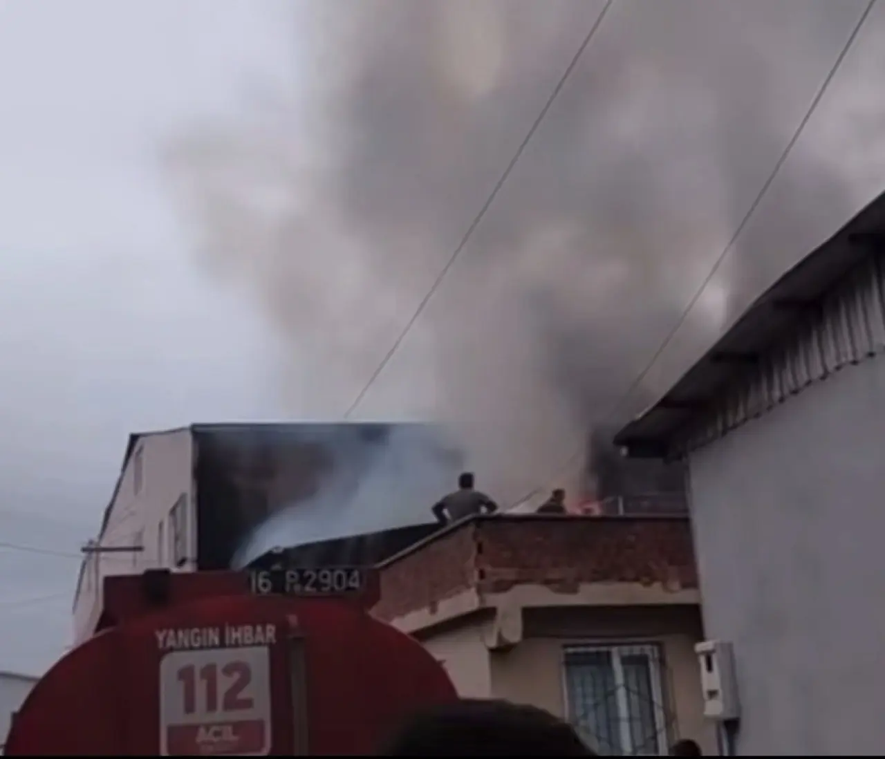 Bursa’da çatı alevlere teslim! Mahallede korku dolu anlar 2