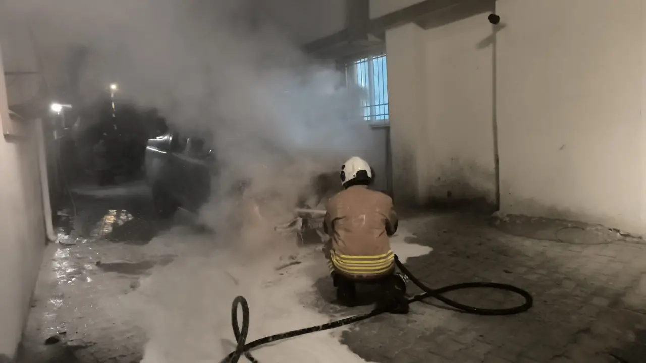 Park halindeki otomobil bir anda alev aldı! Geriye hurda kaldı 1