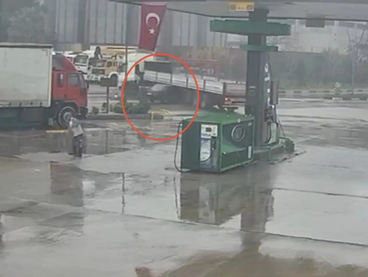 Manisa’da dehşet anları! Otomobil tırın altına girdi 1