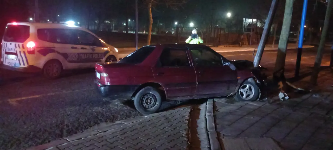 Çorlu’da gece yarısı şok kaza! Sürücü aracı bırakıp kaçtı 1