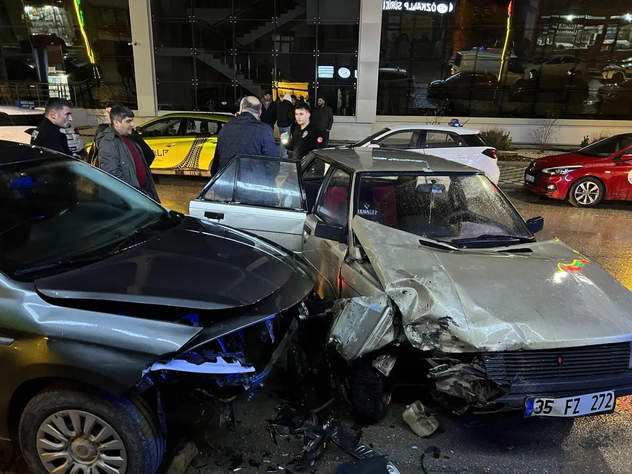 Afyonkarahisar’da feci kaza! iki otomobil çarpıştı, 1 kişi yaralandı 1