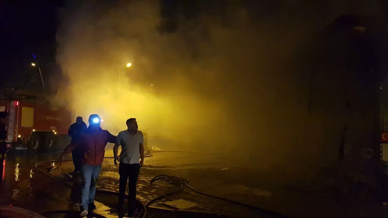 Gece yangını korkuttu! İş yeri ve ev kül olmaktan son anda kurtuldu 3