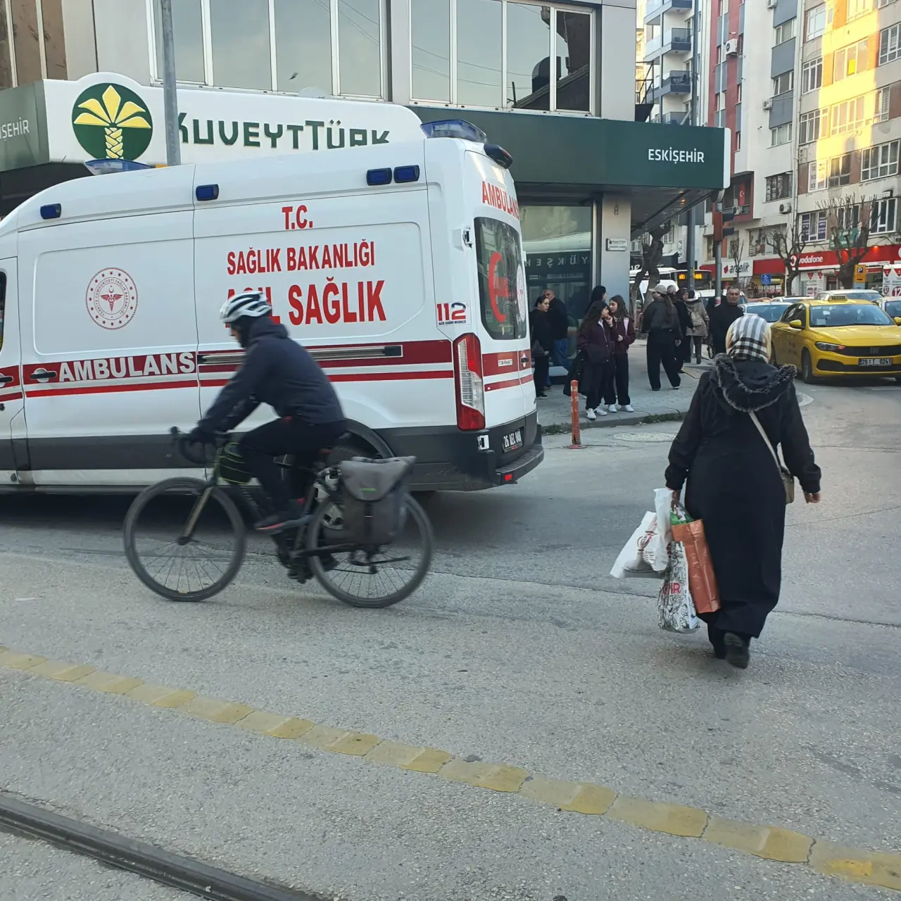 Tramvay yolunda feci çarpışma! Elektrikli bisiklet sürücüsü yaralandı 1