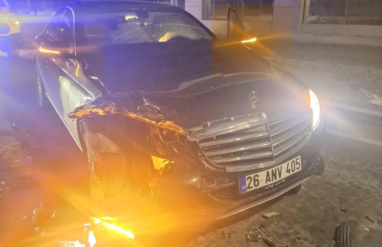 Eskişehir-Kütahya yolunda şok! Otomobil arkadan çarptı, 3 kişi yaralandı 1