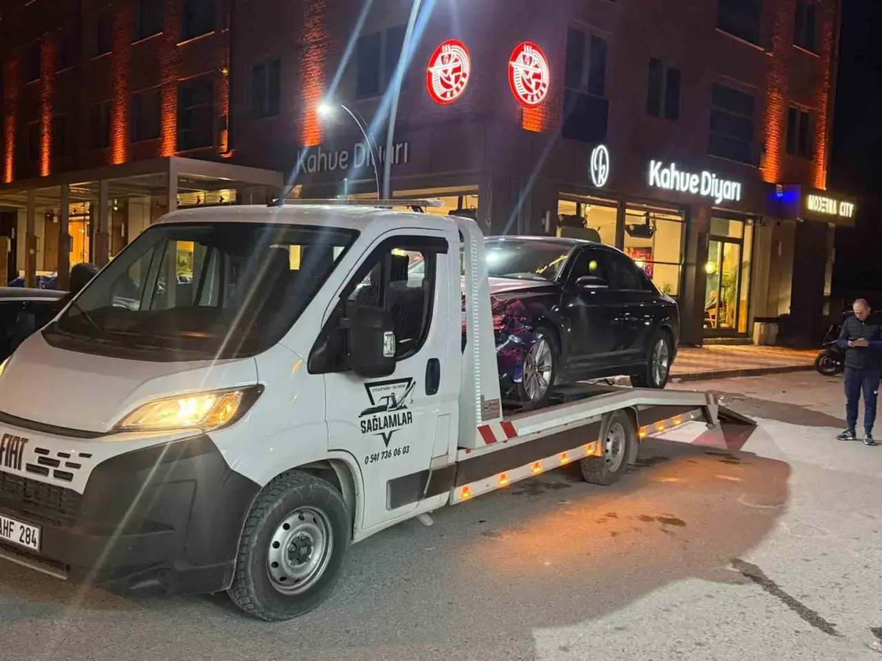 Telefonla konuşuyordu, kıl payı kurtuldu! 2 araç arasında ölümden kaçış anbean kamerada... 4