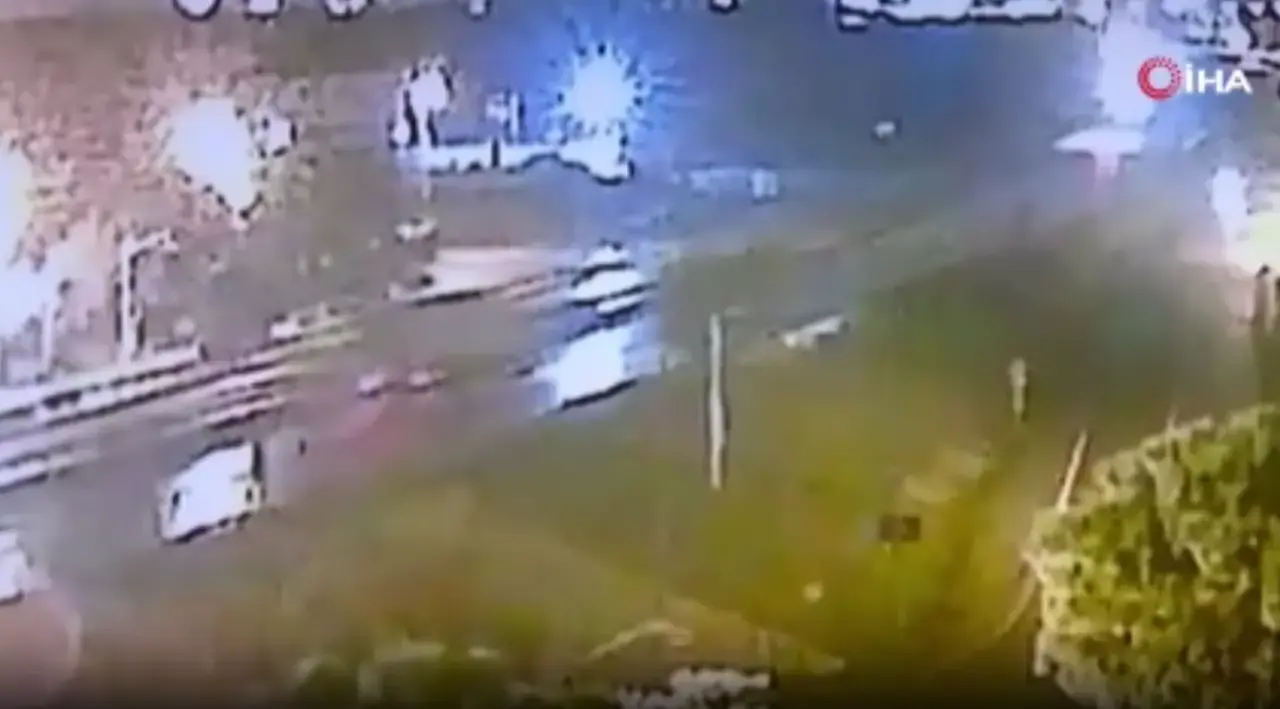 İstanbul'da direksiyon hakimiyeti kayboldu, 8 ton hamsi asfalta savruldu! E5’teki balık yağmuru kamerada... 4