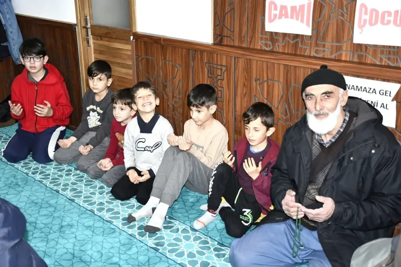Gürün’de Kadir Gecesi Camilerde Yoğun Katılımla İdrak Edildi 6