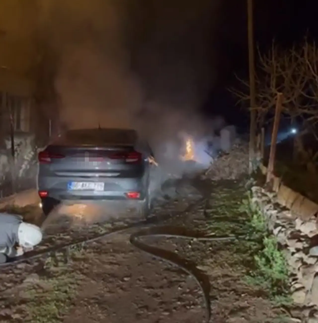 Osmaniye’de park halindeki araç alev aldı! 1