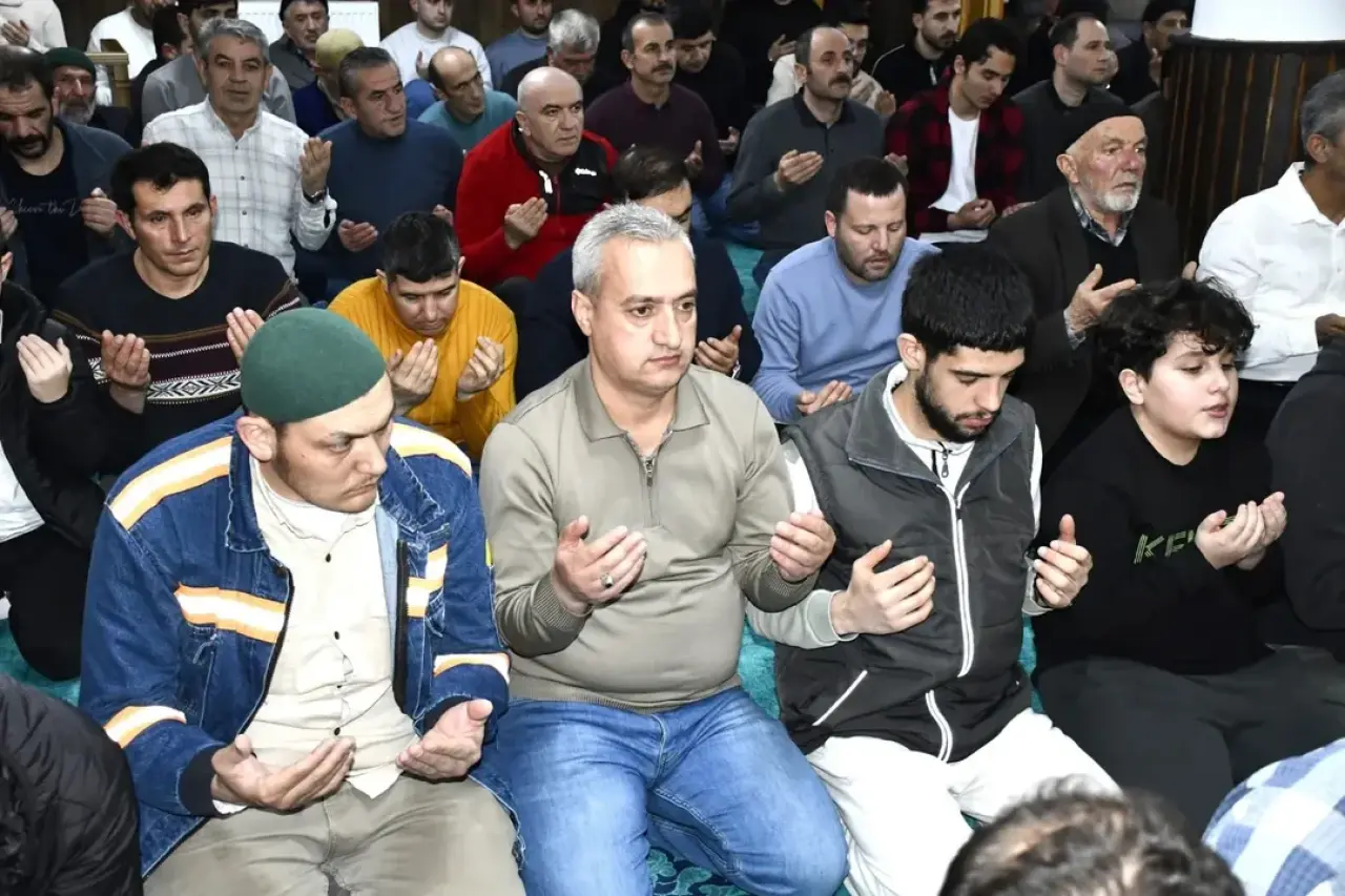 Gürün’de Kadir Gecesi Camilerde Yoğun Katılımla İdrak Edildi 3