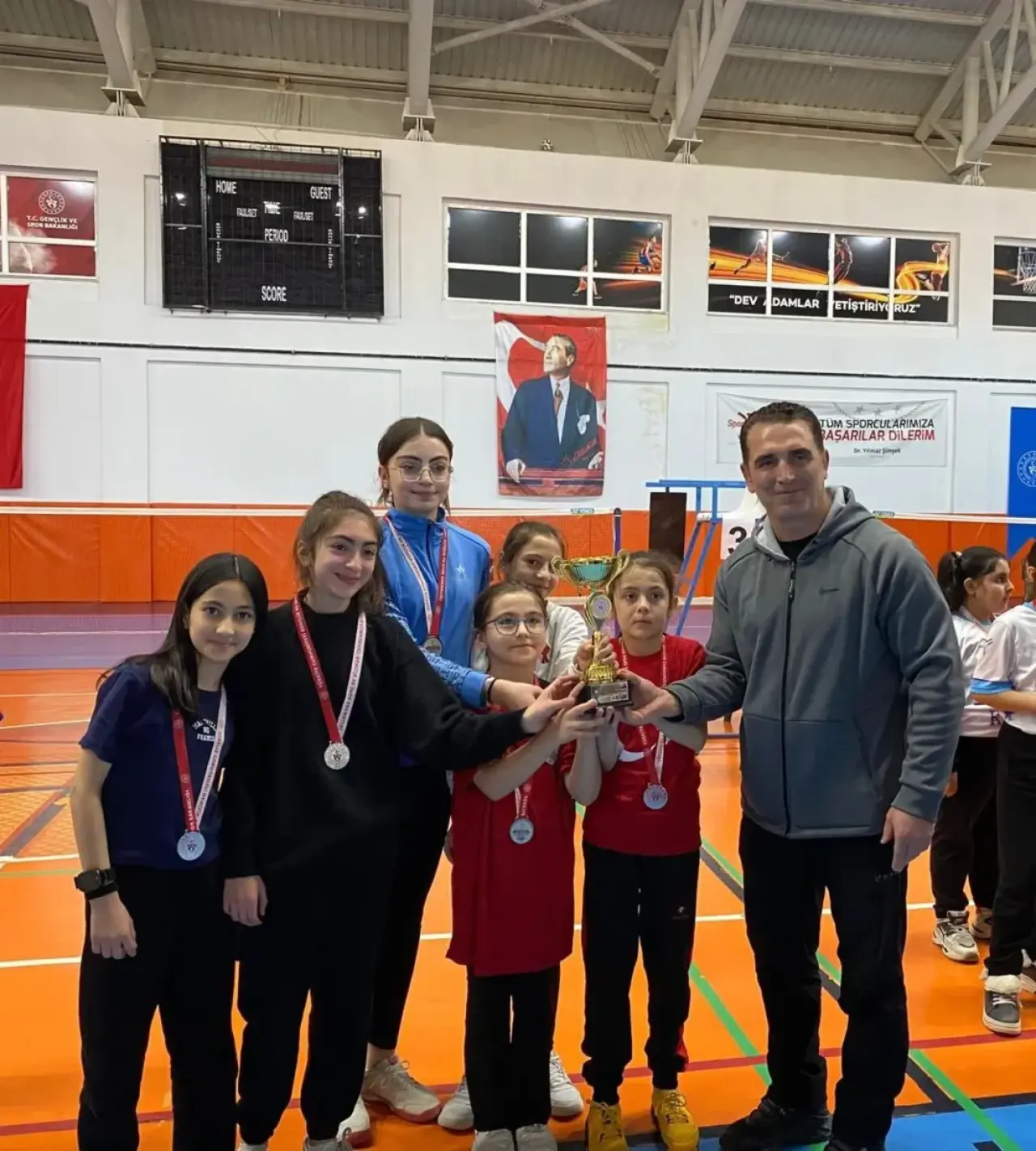 Zara’da Küçükler Badminton Müsabakalarında Kupa ve Madalya Heyecanı 2