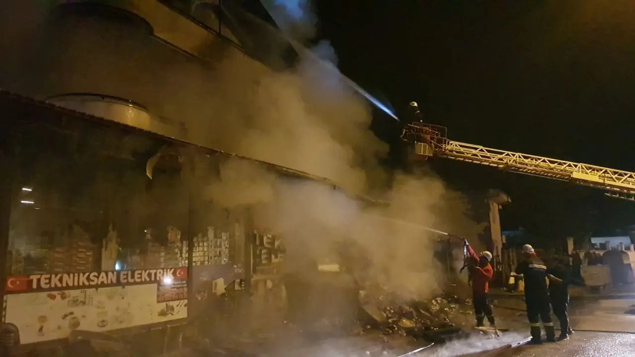Gece yangını korkuttu! İş yeri ve ev kül olmaktan son anda kurtuldu 1