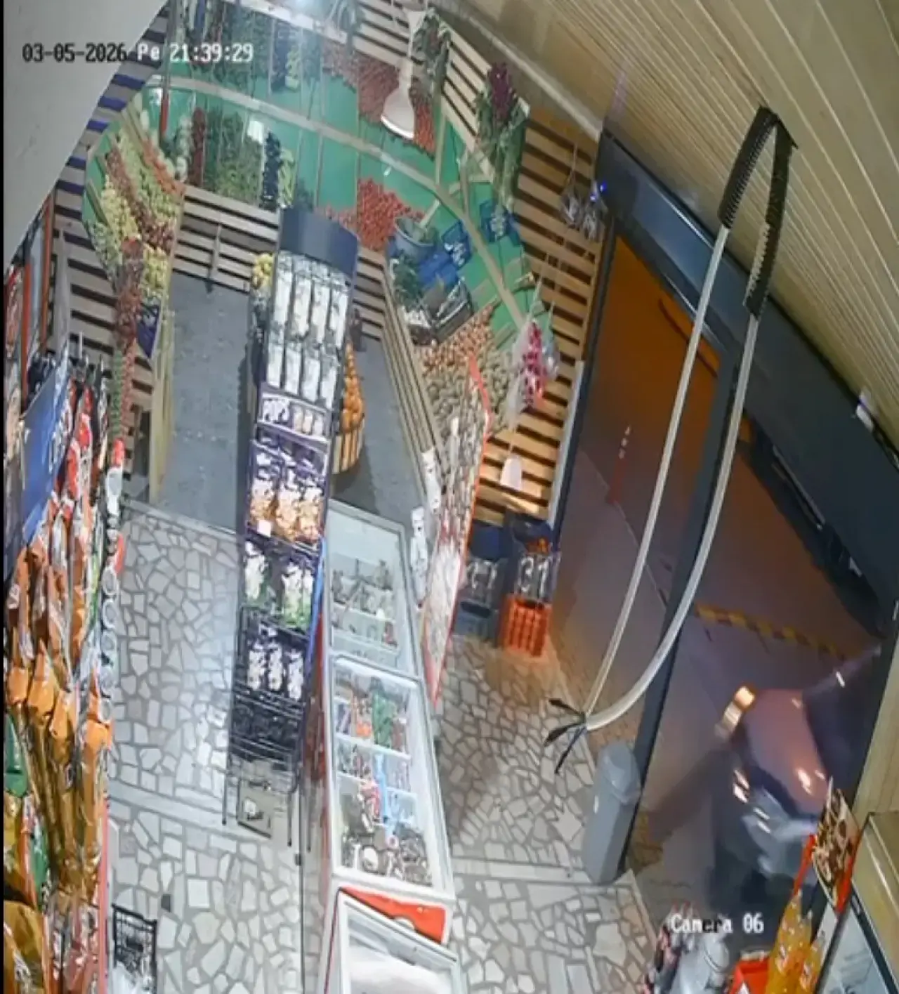 Ehliyet yok ama cesaret var... Antalya'da kontrolden çıkan araç marketi böyle dağıttı! 8