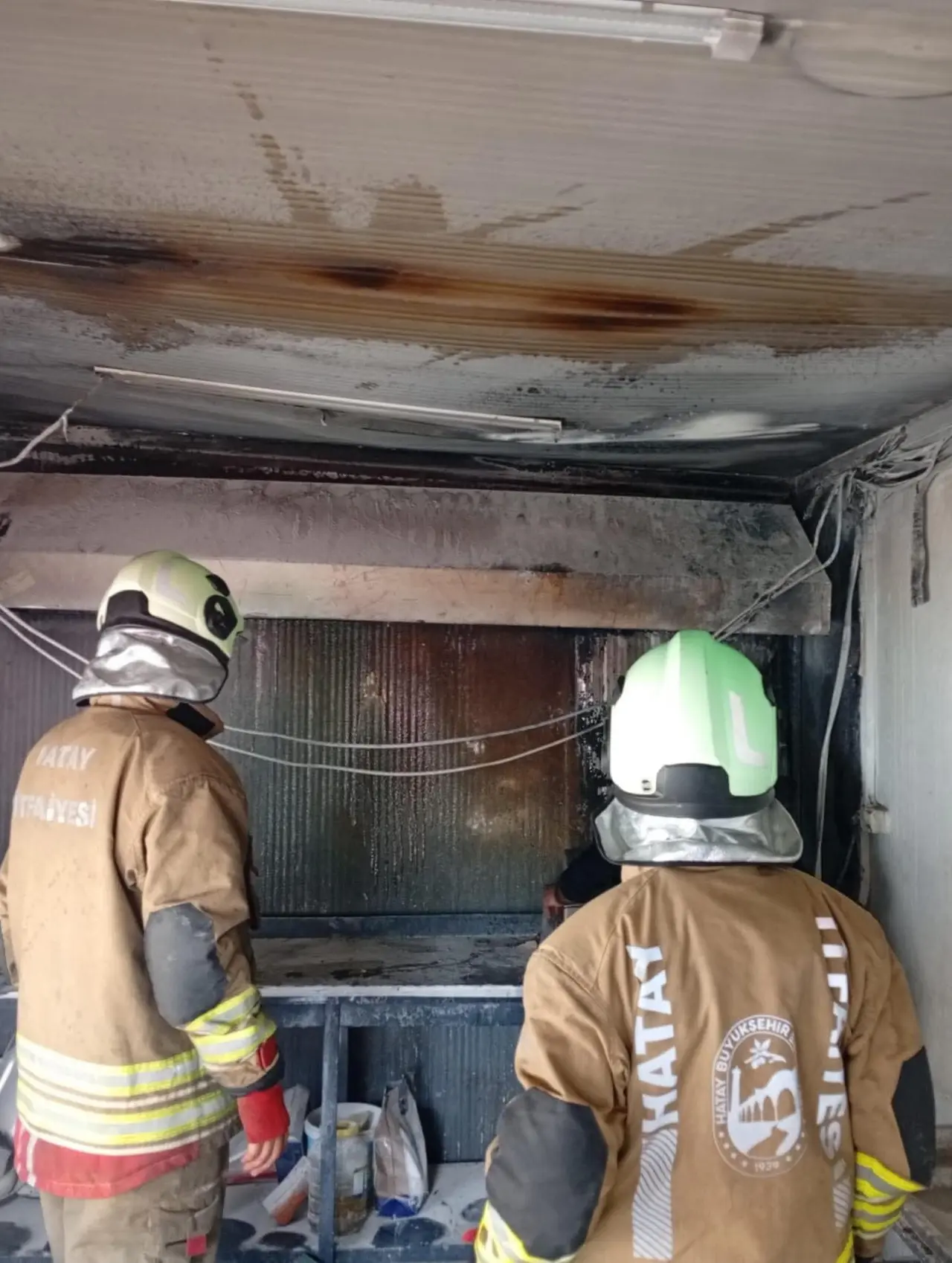 Hatay’da alevler her yeri sardı! Geriye küle dönen iş yeri kaldı 2