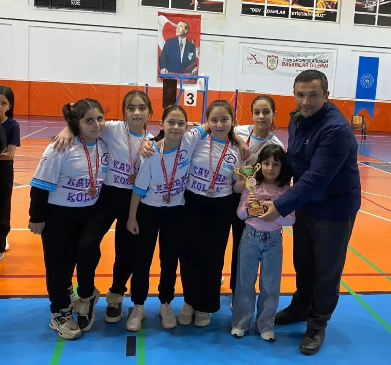 Zara’da Küçükler Badminton Müsabakalarında Kupa ve Madalya Heyecanı 4