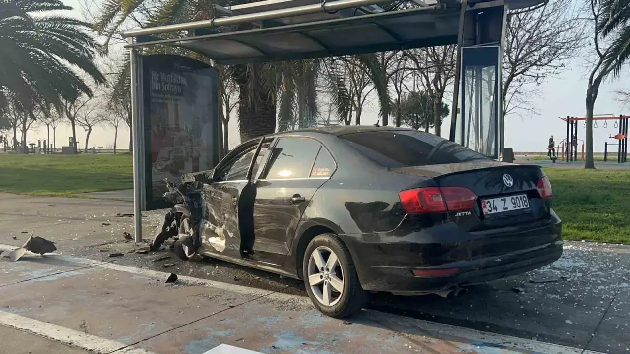Kırmızı ışık ihlali pahalıya patladı! Kartal’da kontrolden çıkan araç durağa daldı 3