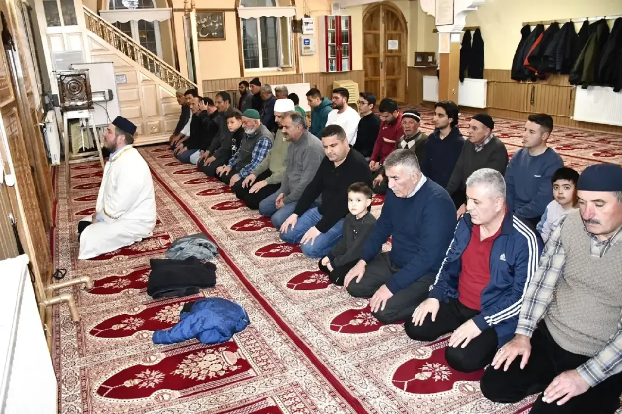 Gürün’de Kadir Gecesi Camilerde Yoğun Katılımla İdrak Edildi 2