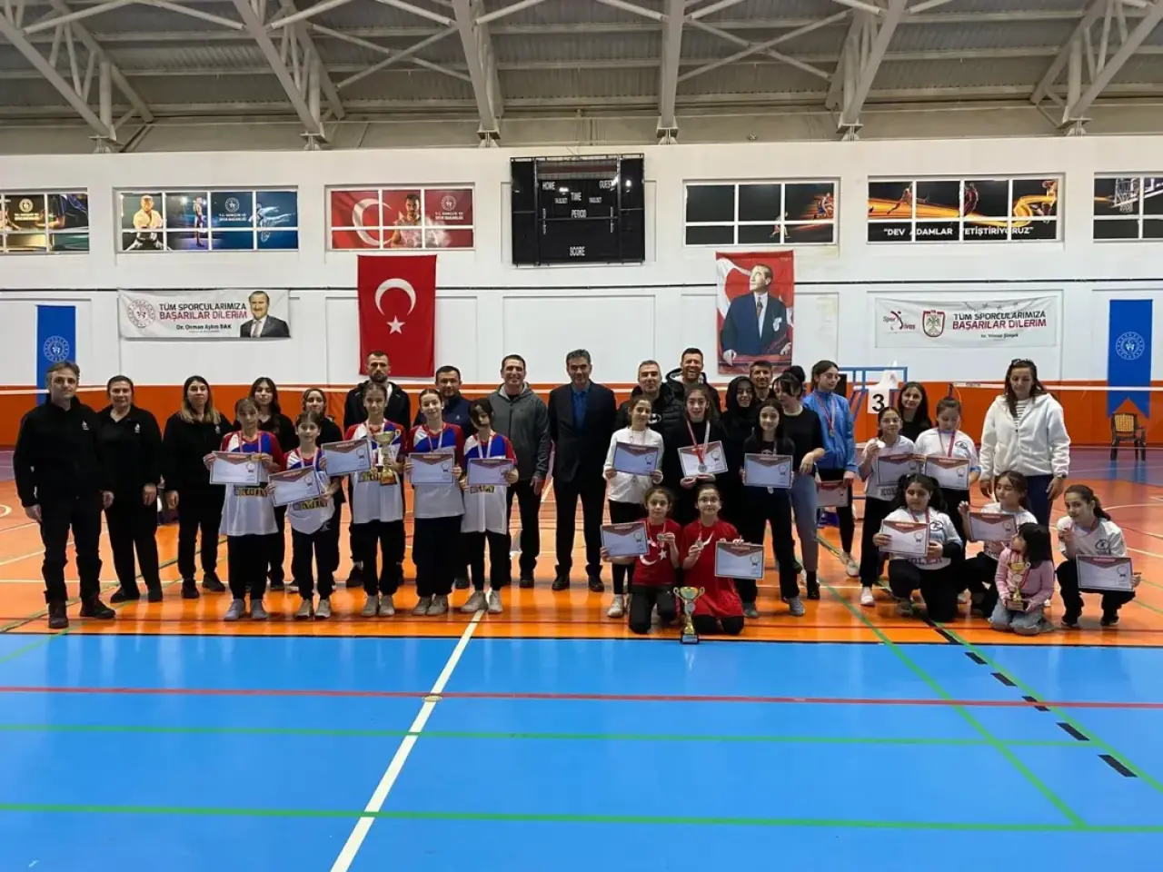 Zara’da Küçükler Badminton Müsabakalarında Kupa ve Madalya Heyecanı 1