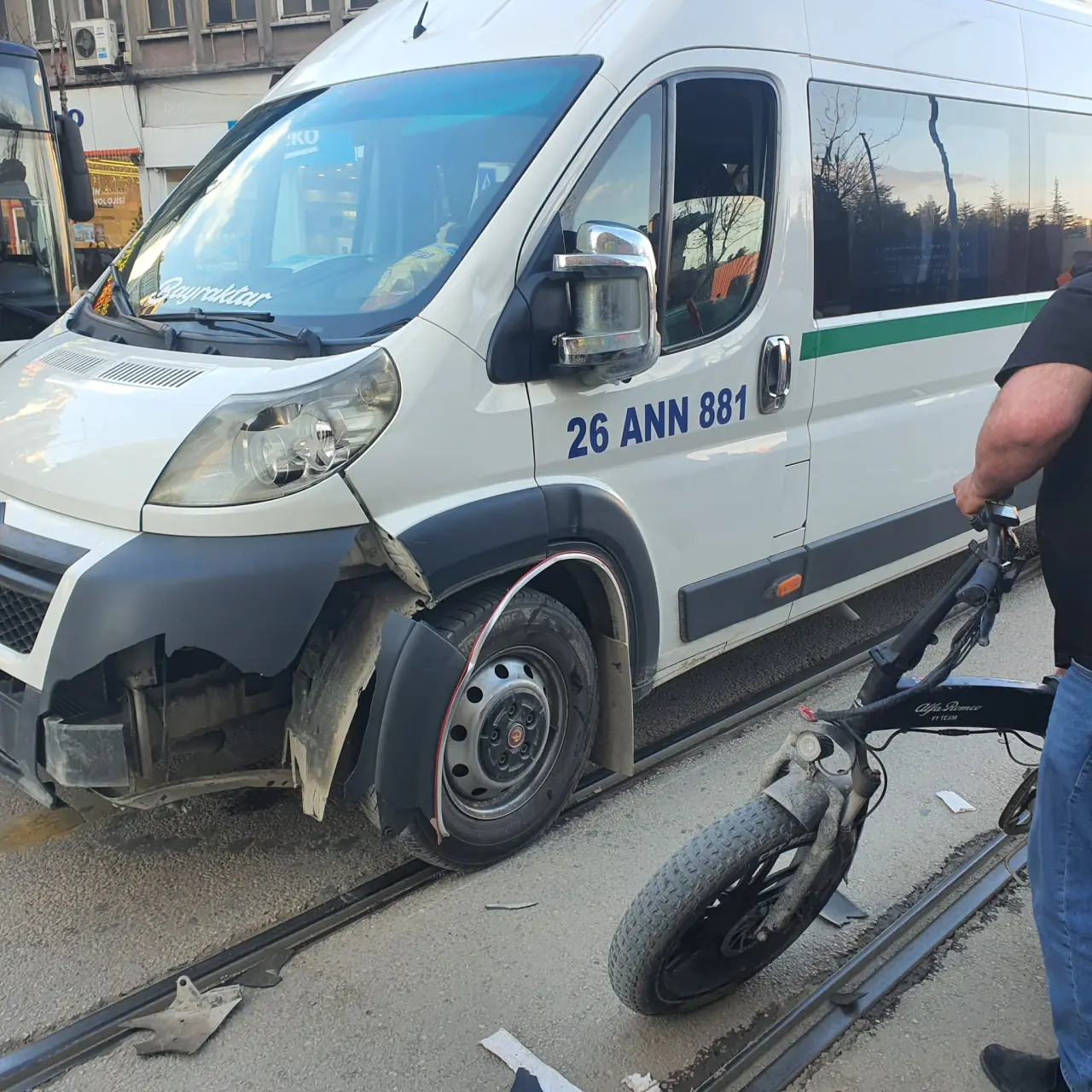 Tramvay yolunda feci çarpışma! Elektrikli bisiklet sürücüsü yaralandı 3