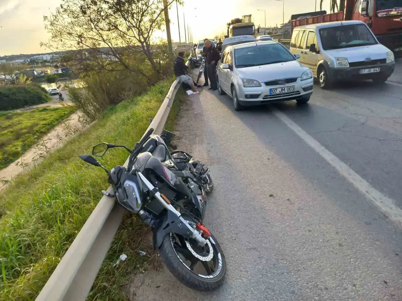 Antalya yolunda felaket zinciri... 3 araç birbirine girdi! 1