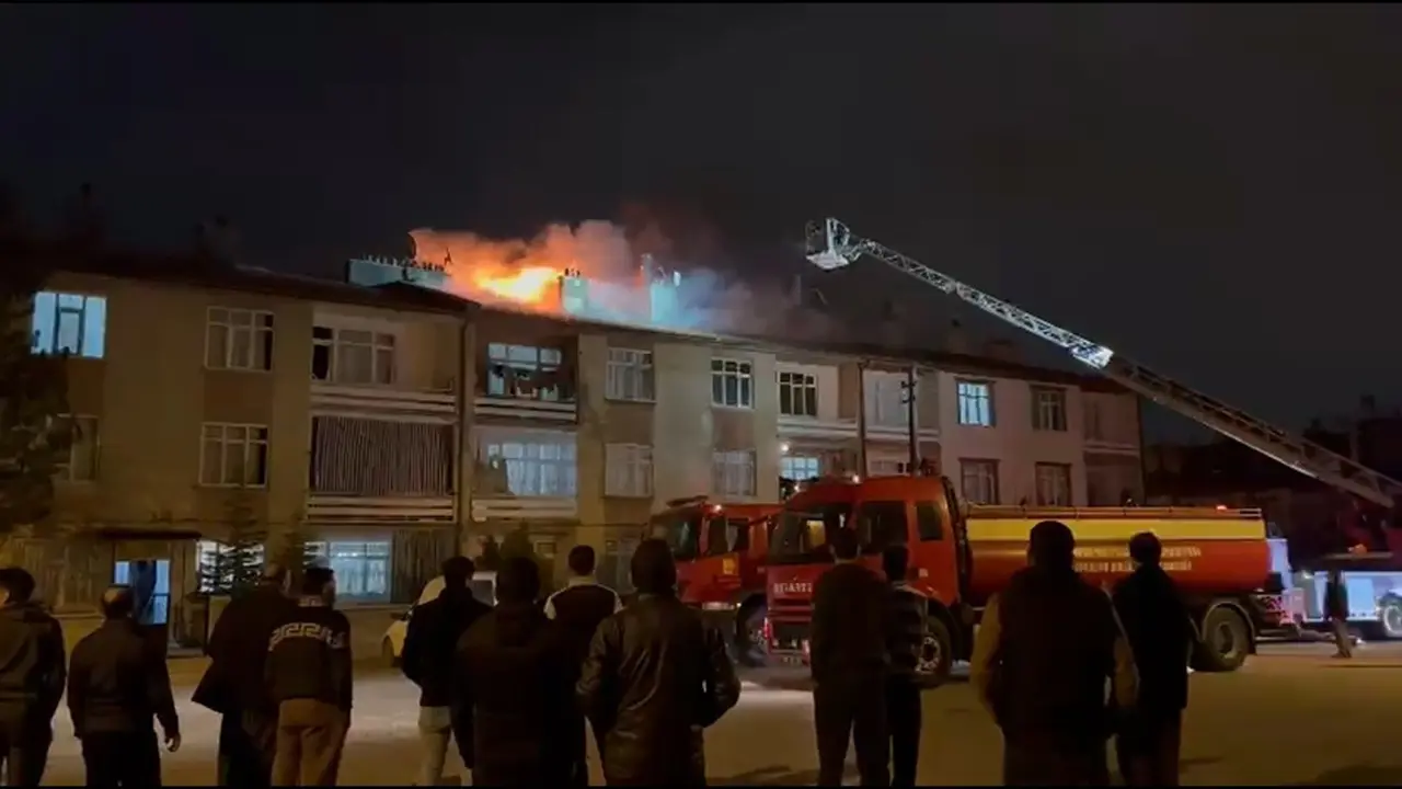 Konya’da gece yarısı panik! Apartmanın çatısı alevlere teslim oldu 1