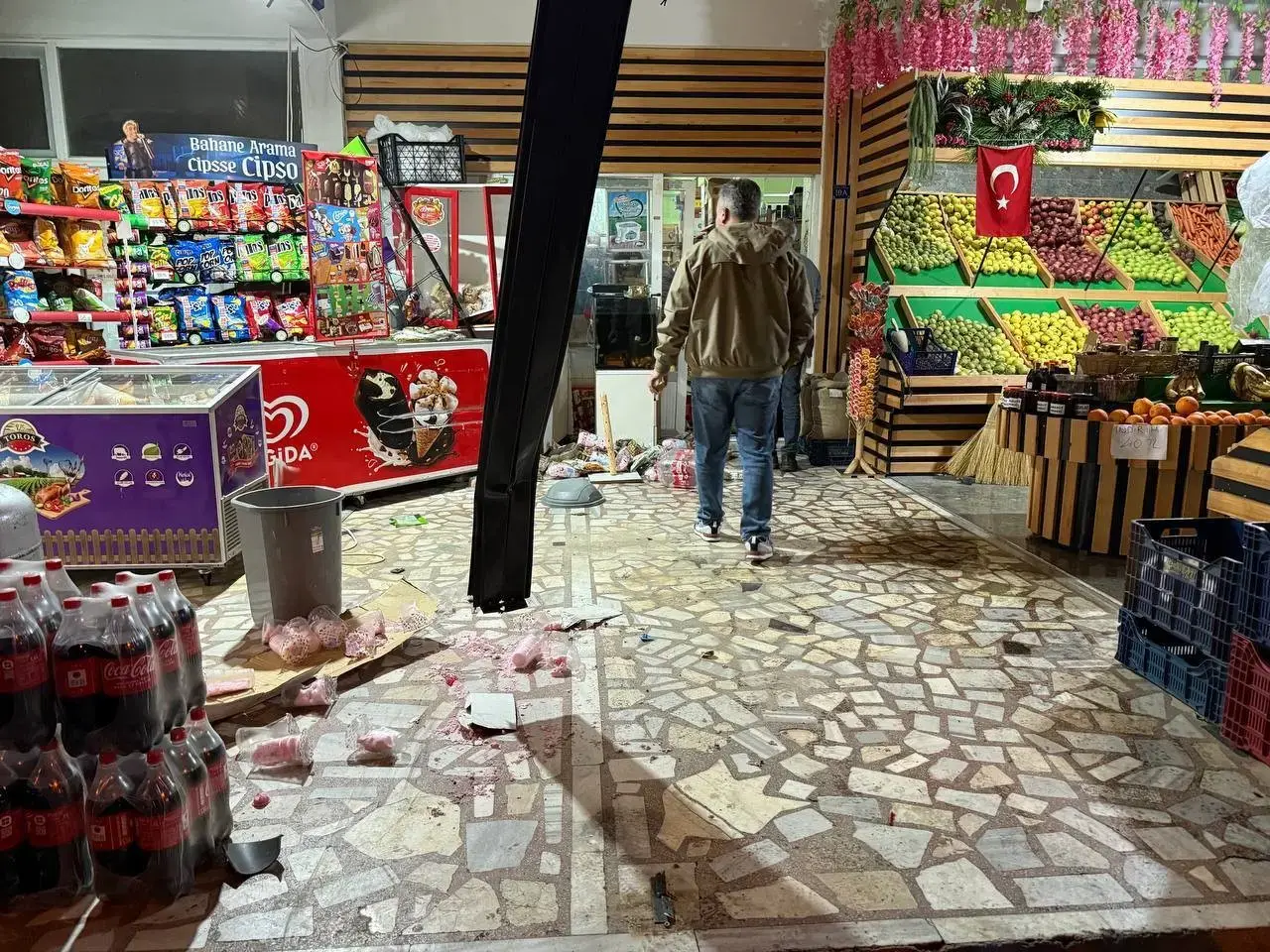 Ehliyet yok ama cesaret var... Antalya'da kontrolden çıkan araç marketi böyle dağıttı! 6