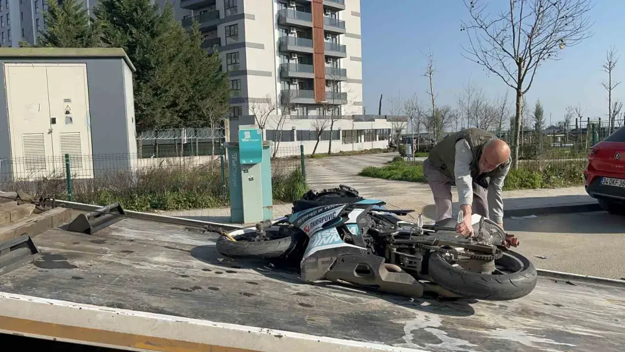 Servisi görünce direksiyonu kırdı, 19 yaşındaki sürücü havada savruldu! Panik manevrası kameraya böyle yansıdı... 3